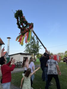 Maibaum setzen 2024 beim Feuerwehrverein Trages e. V.
